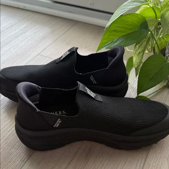 Skechers Women’s Martha Stewart Black slim fit Slip Ons Size 10 EUC and so comfy - Picture 1 of 3